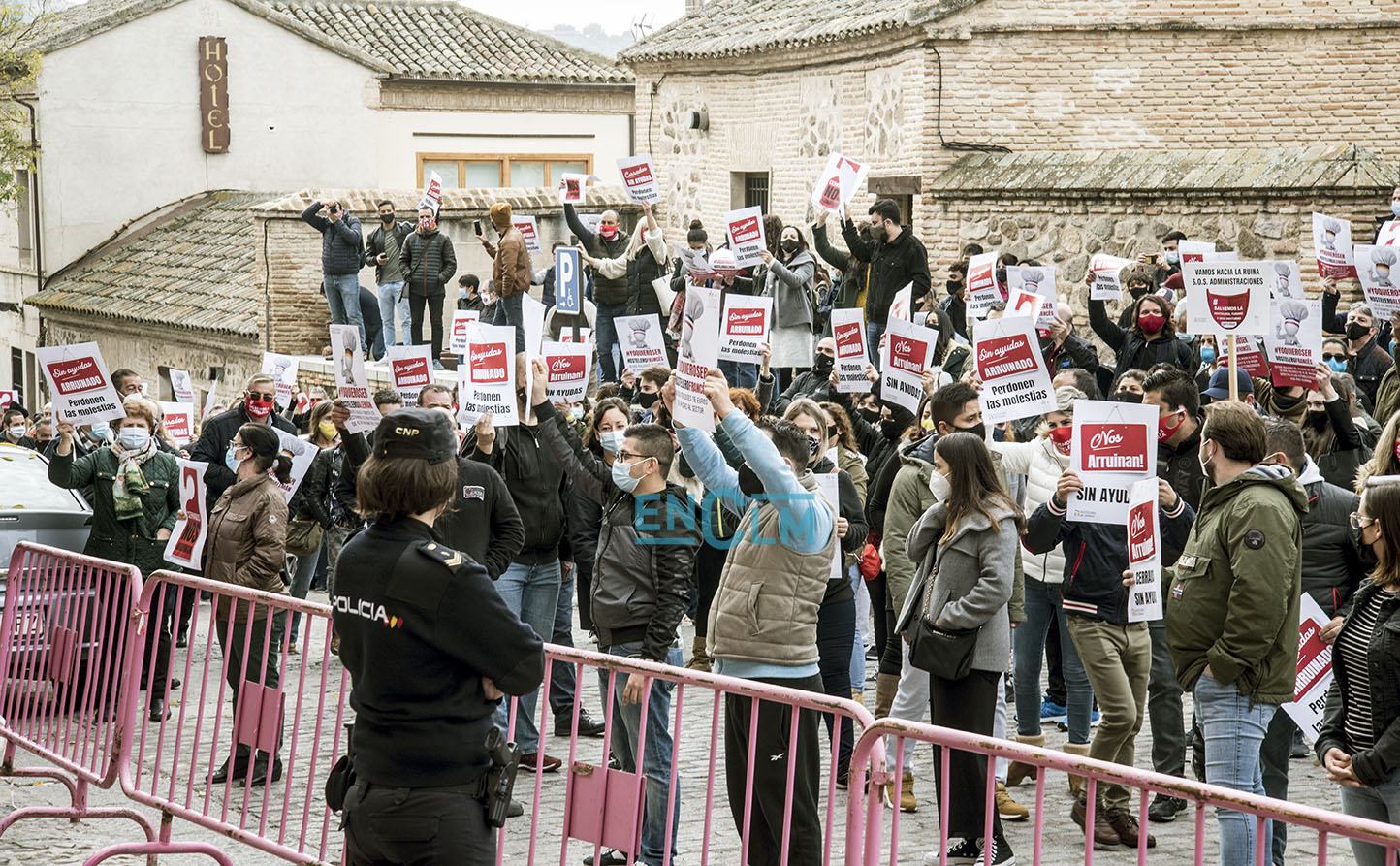 Los hosteleros se han manifestado frente al Palacio de Fuensalida, sede de la Presidencia de la Junta, en Toledo.
