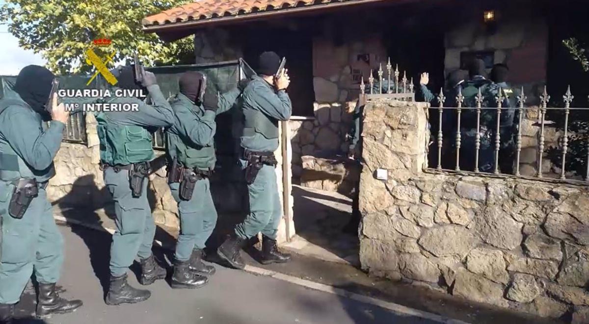 La Guardia Civil, deteniendo a tres ladrones albaneses que vivían en Borox