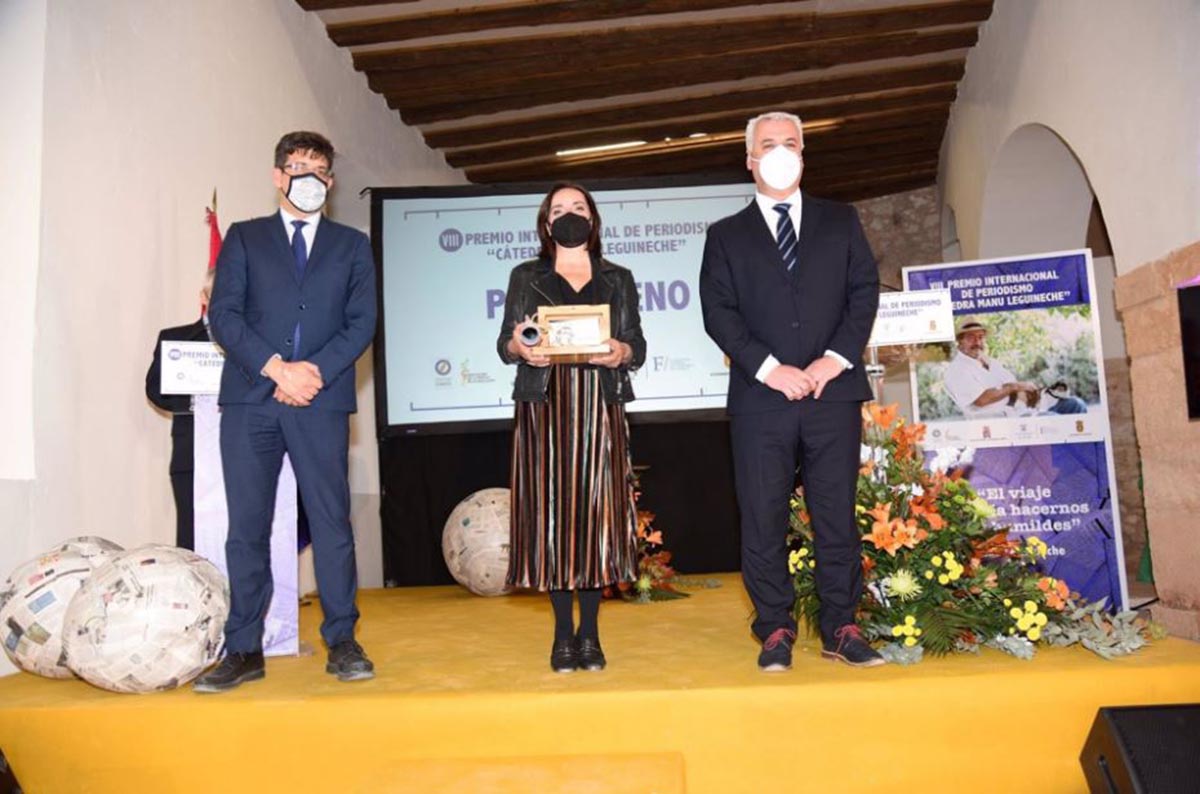 Pepa Bueno, recibiendo el Premio Manu Leguineche