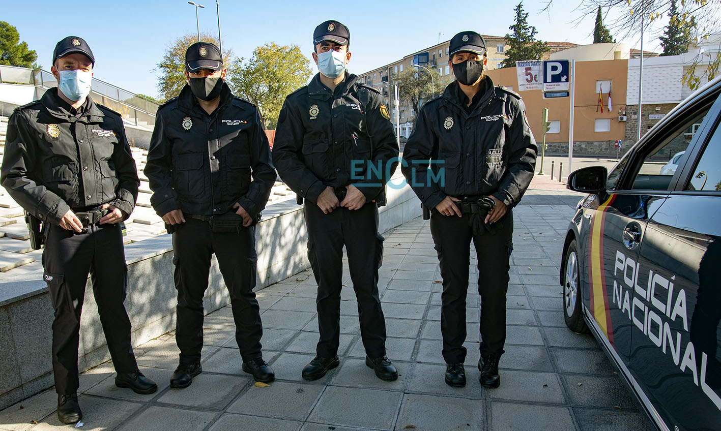 Los cuatro agentes de la Policía Nacional que acudieron de inmediato a la vivienda de la niña, posando para encastillalamancha.es.