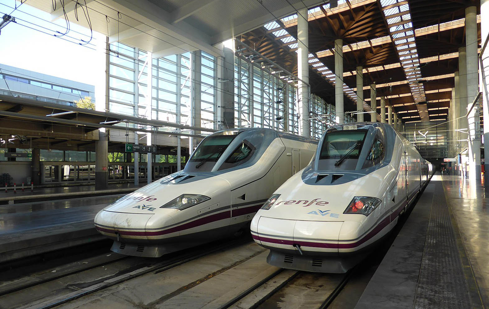 Dos trenes de alta velocidad en la estación de Atocha.