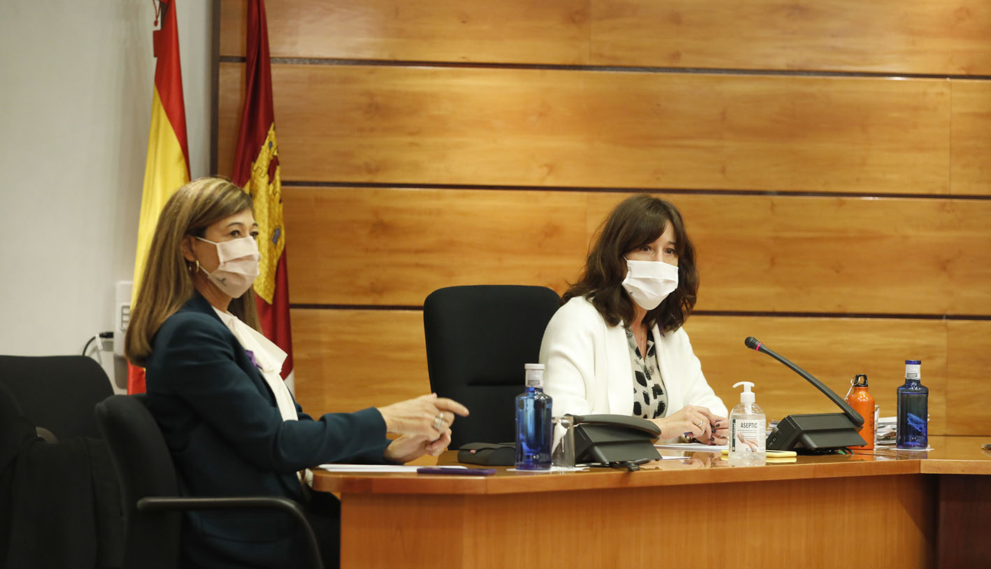 Pilar Callado, directora del Instituto de la Mujer de CLM; y Blanca Fernández, consejera de Igualdad.