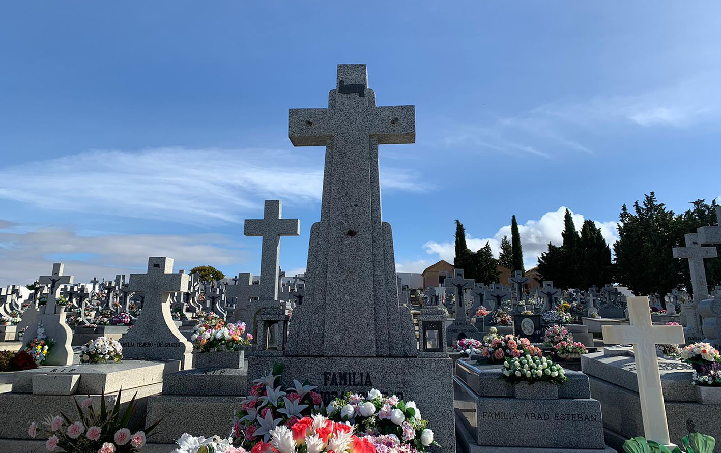 Los ladrones se llevaron casi 100 crucifijos del cementerio de Mora.