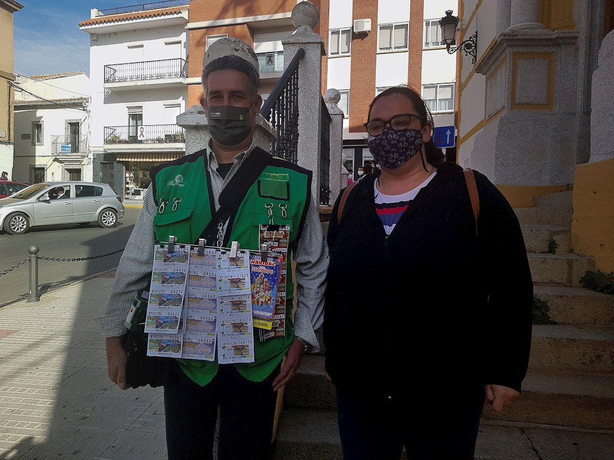 El vendedor y la agraciada con un millón de euros en Almadén. Foto: EFE/Miguel Ángel Risco.