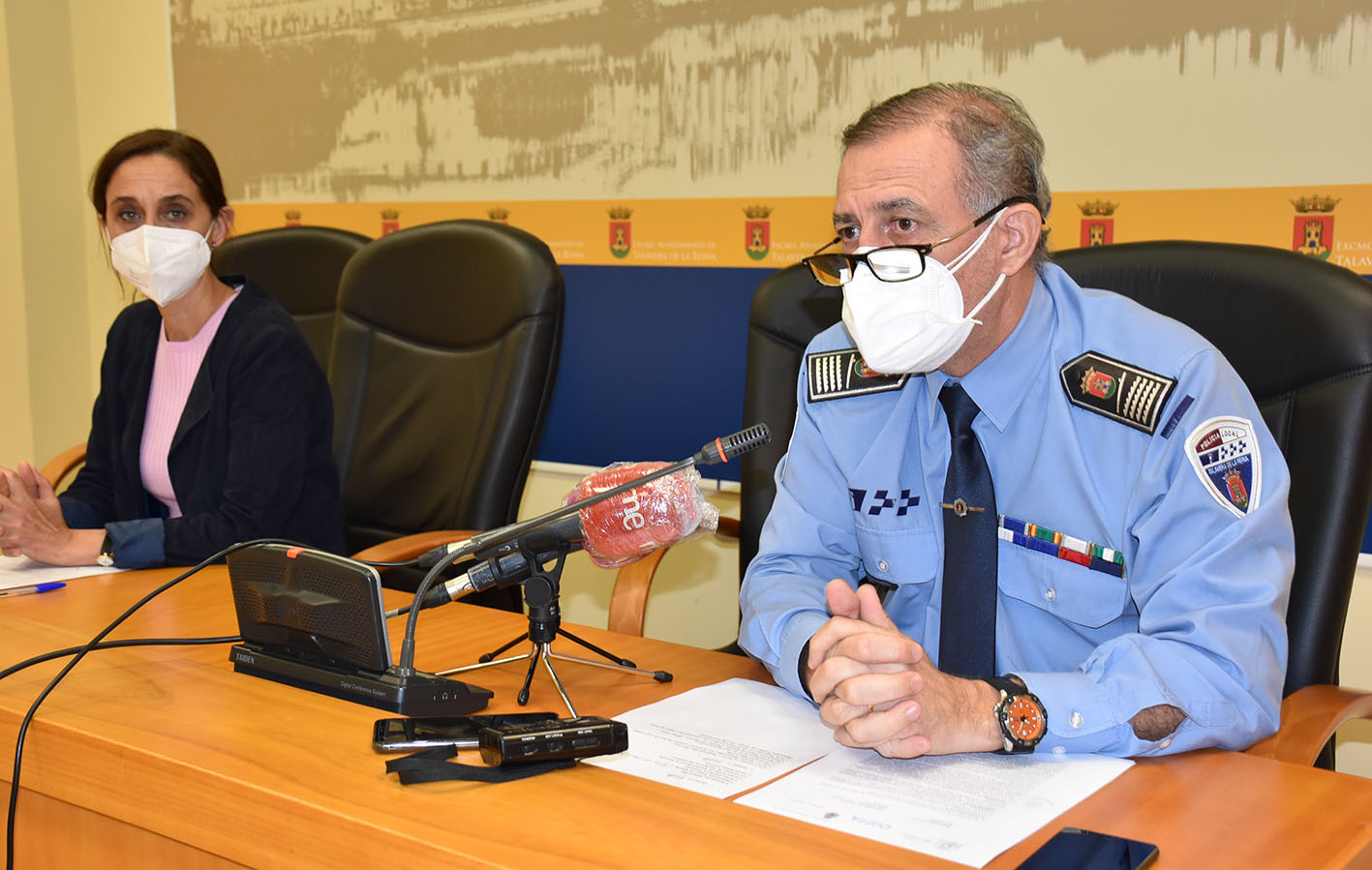 Francisco Quevedo, jefe de la Policía Local de Talavera; junto a Flora Bellón, portavoz del Gobierno municipal.