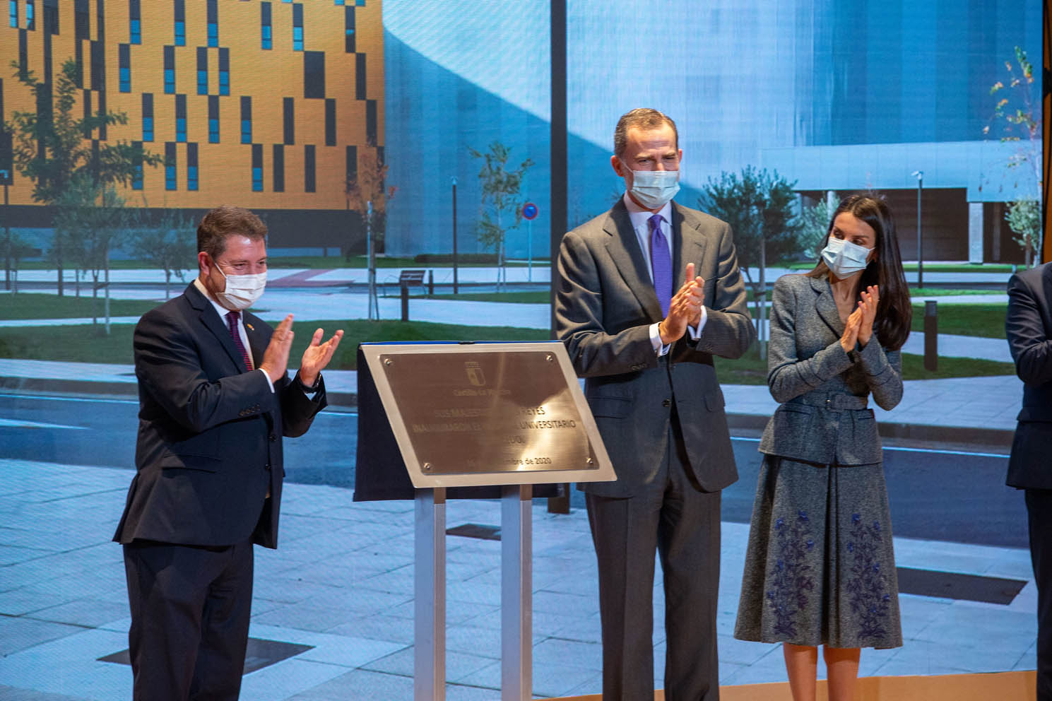 Los Reyes de España, junto a Page, descubriendo la placa conmemorativa de la inauguración.