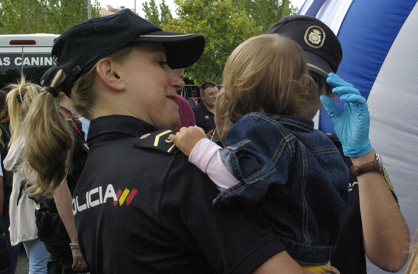 Imagen de archivo de una agente de la Policía Nacional junto a una niña.