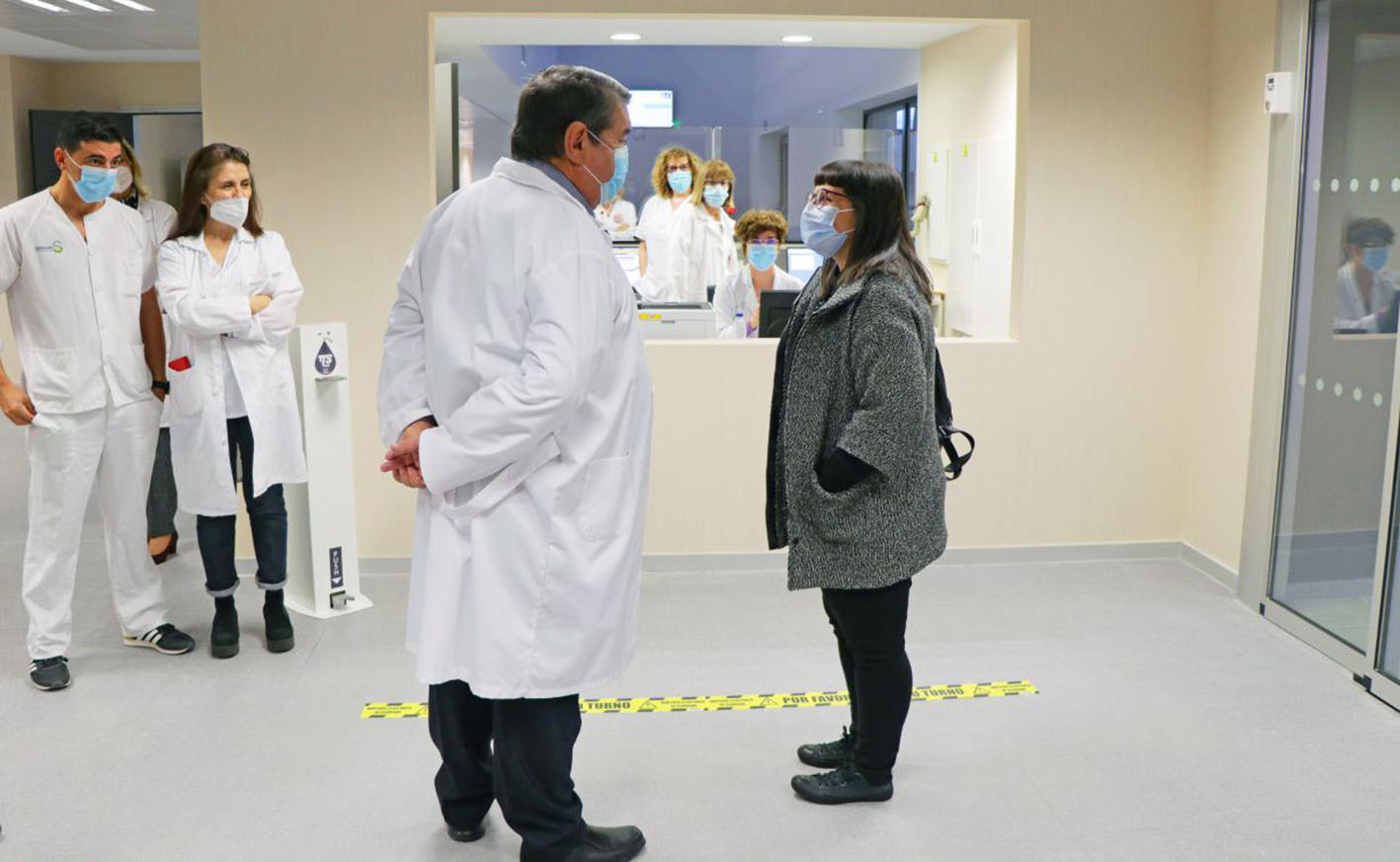 La primera paciente del nuevo hospital de Toledo, a la derecha, ha sido recibida por el director del centro, Juan Blas.
