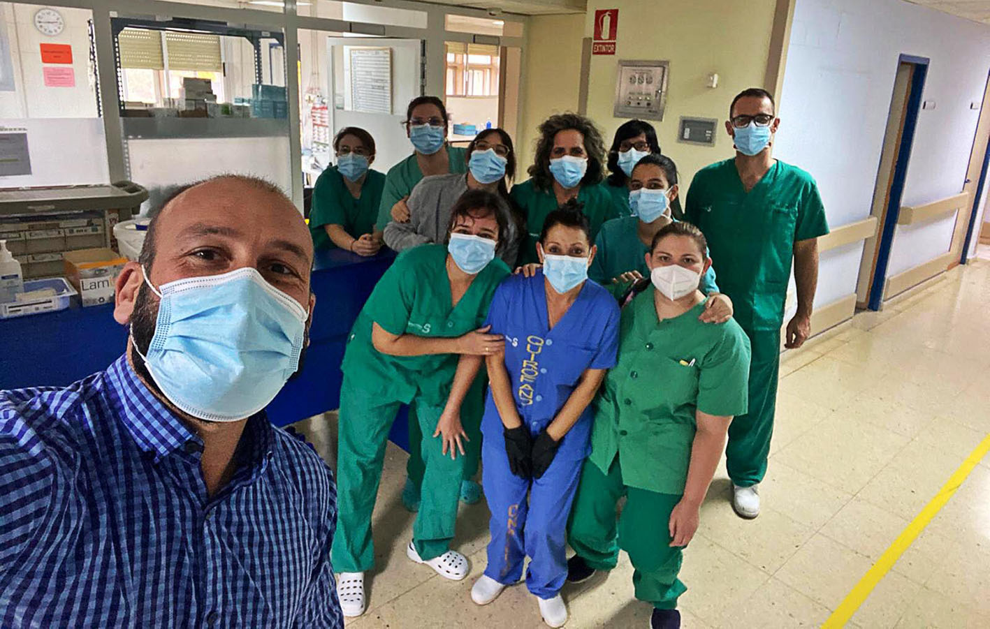 Rubén Rufo, en el momento de salir del Hospital de Parapléjicos, junto a personal sanitario del centro.