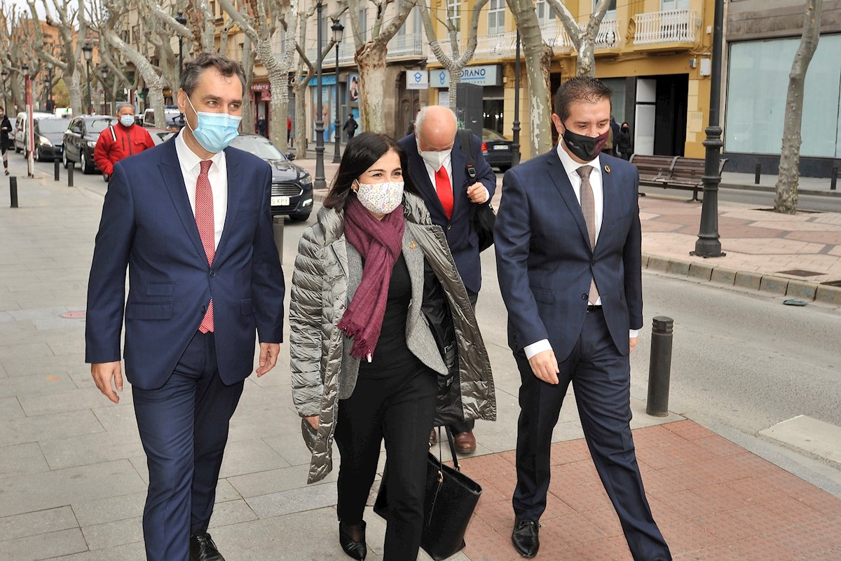 El delegado del Gobierno, Francisco Tierraseca, la ministra de Política Territorial, Carolina Darias, y el presidente de la Diputación de Albacete, Sangiago Cabañero.