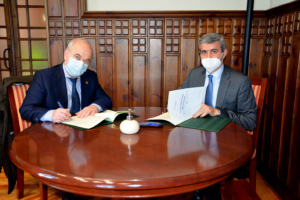 El presidente de la Diputación, Álvaro Gutiérrez, y el de Cáritas Diocesana, Antonio Espíldora.