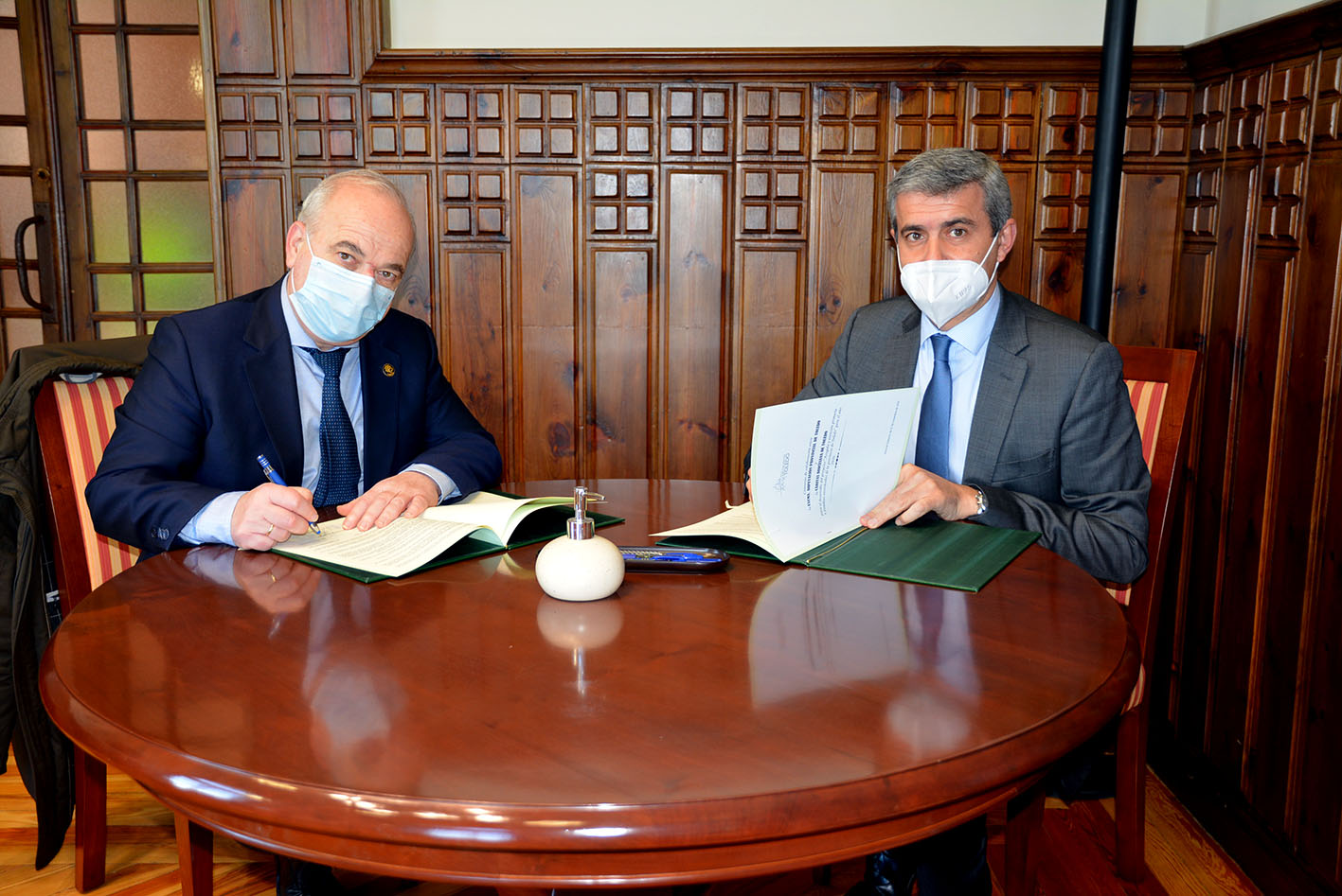 El presidente de la Diputación, Álvaro Gutiérrez, y el de Cáritas Diocesana, Antonio Espíldora.