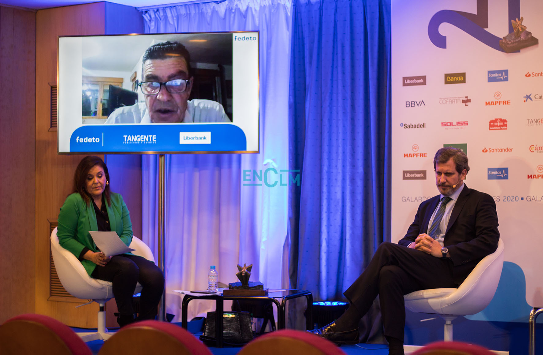 Emilio Calatayud, en la pantalla, durante la videoconferencia. Junto a él, Mar G. Illán, directora de encastillalamancha.es y presentadora del evento; y Manuel Madruga, secretario general de Fedeto.