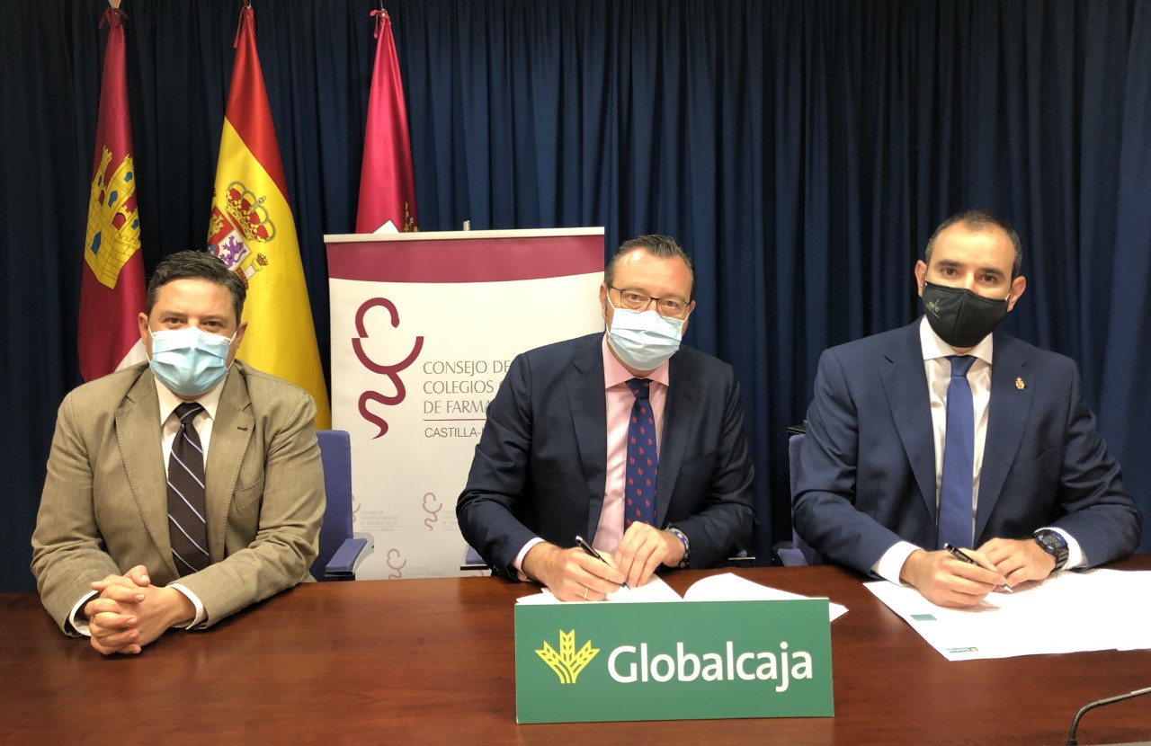 Firma del convenio entre Globalcaja y el Colegio de Farmacéuticos de CLM.