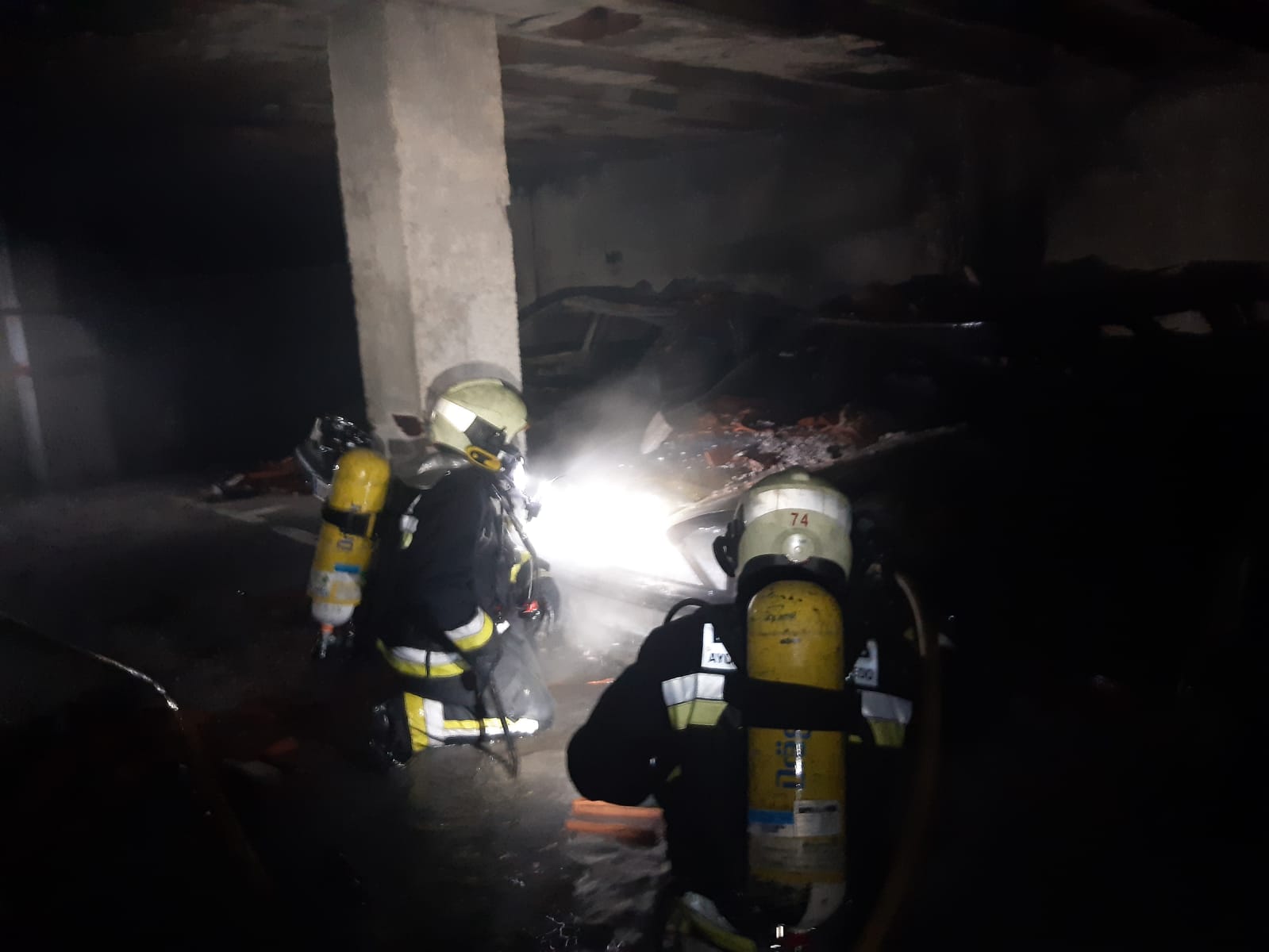 Imagen del incendio en un garaje de la avenida Francia.
