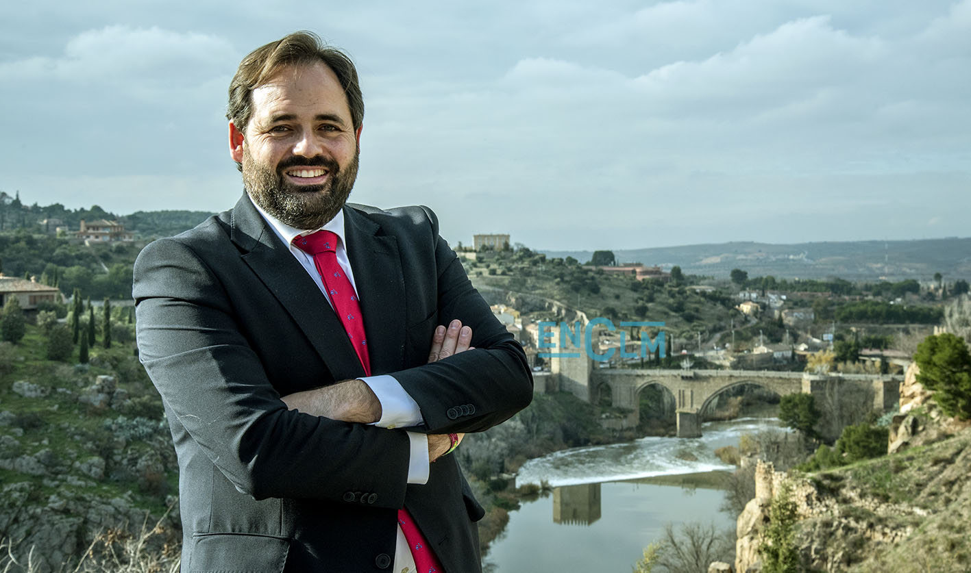 Paco Núñez, con el Tajo en Toledo al fondo.