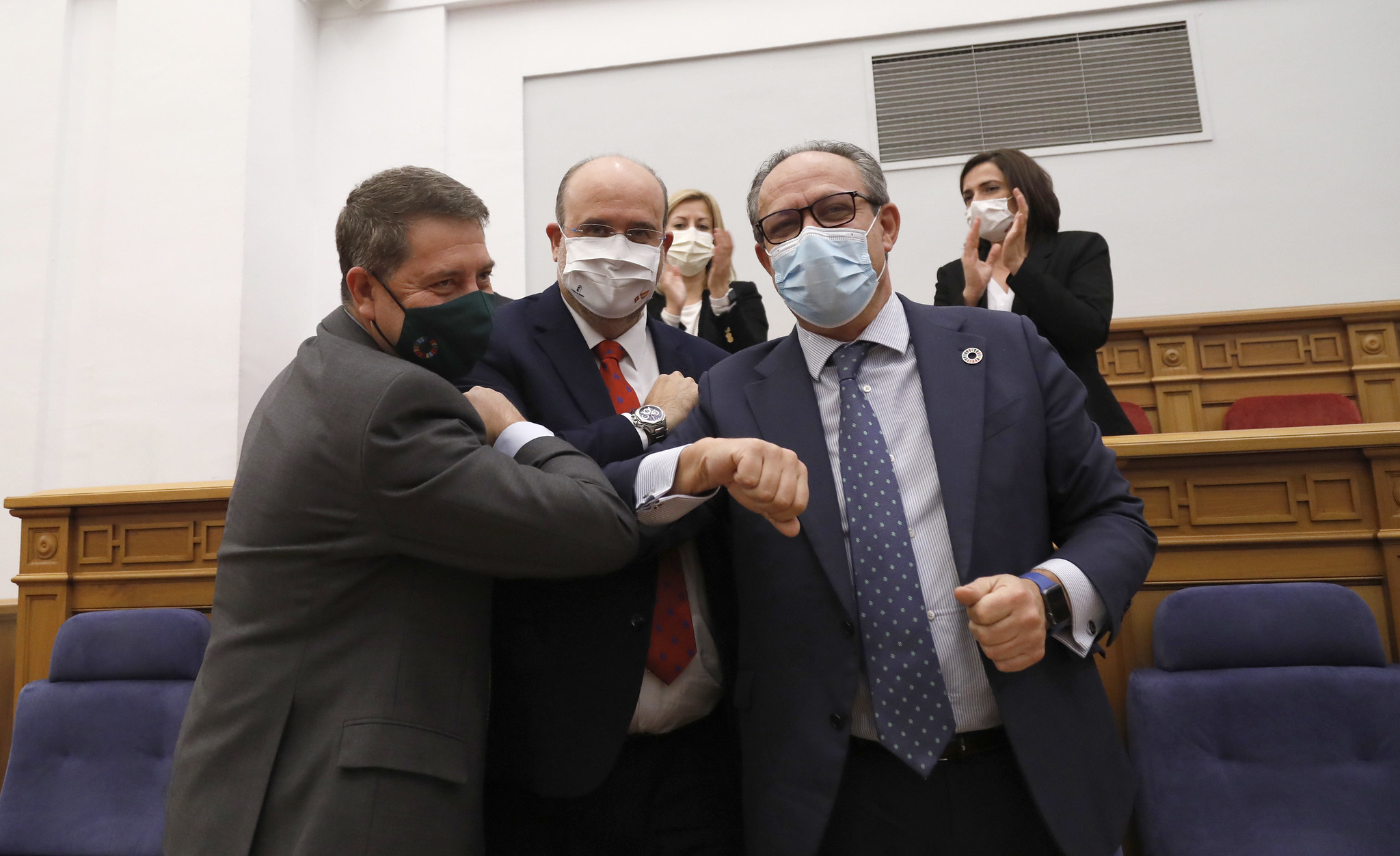 Emiliano García-Page, José Luis Martínez Guijarro y Juan Alfonso Ruiz Molina, presidente, vicepresidente y consejero de Hacienda de Castilla-La Mancha, celebran la aprobación de los presupuestos para 2021.