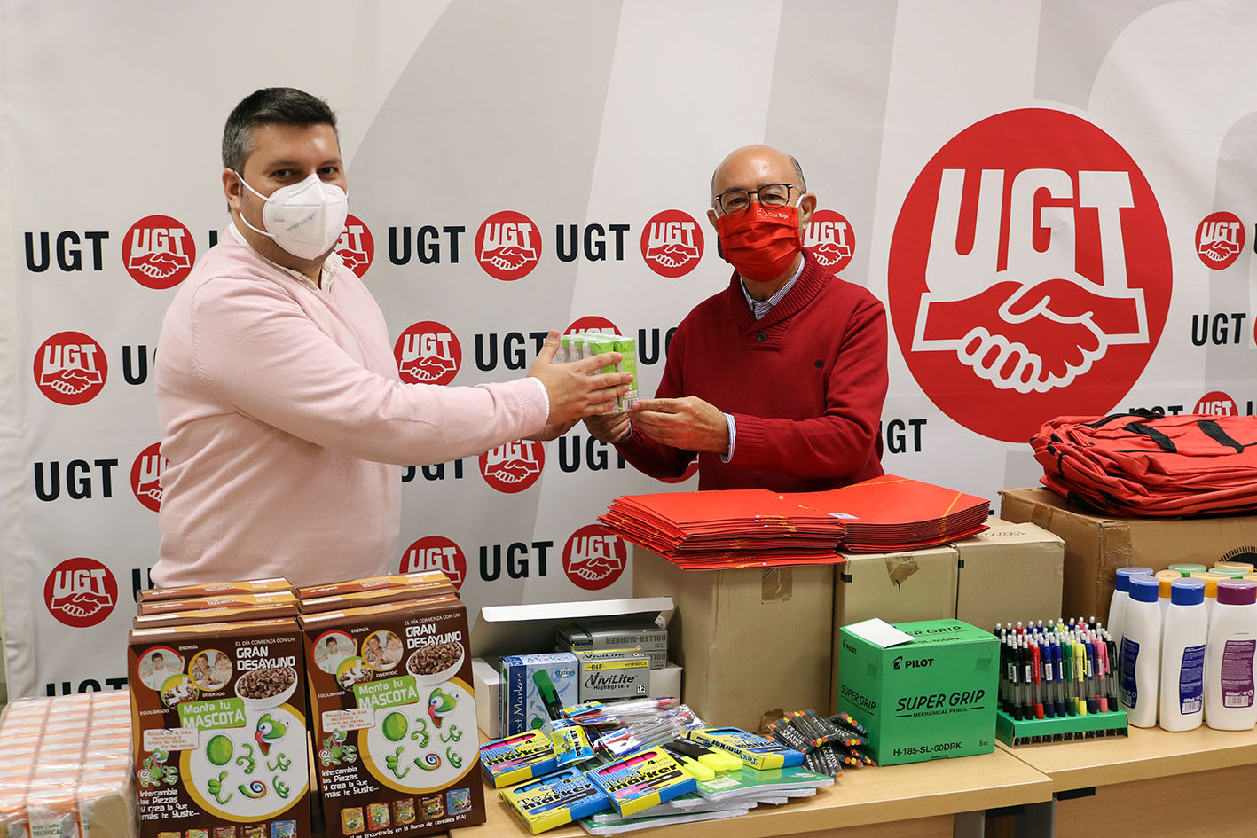 El responsable provincial de UGT Toledo, Luis Manuel Monforte, y el presidente local de Cruz Roja, Agustín Escobar.