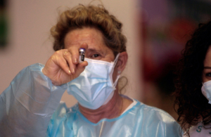 Carmen Carboné se ha convertido en la primera enfermera en inyectar la vacuna.