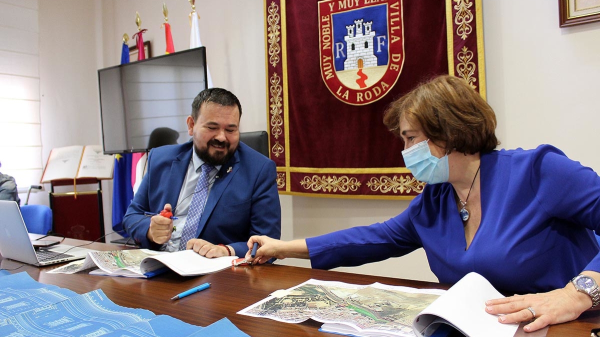 Juan Ramón Amores, alcalde de La Roda, en la entrega de llaves del entorno de la estación