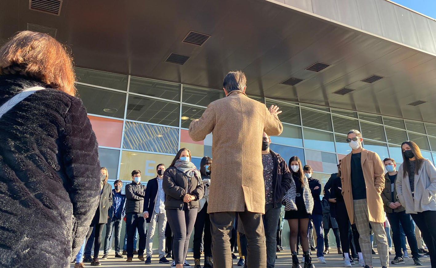 Los alumnos y personal docente de la Escuela de Arquitectura de Toledo han homenajeado a la joven que falleció ayer en un accidente de tráfico en Ajofrín.