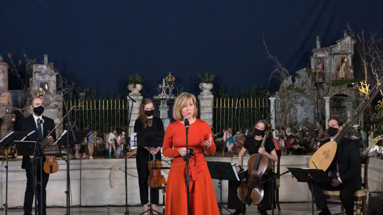 En primer plano, la presidenta de Patrimonio Nacional, Llanos Castellanos, al fondo, la orquesta Nereydas que dirige el toledano Javier Ulises Illán.