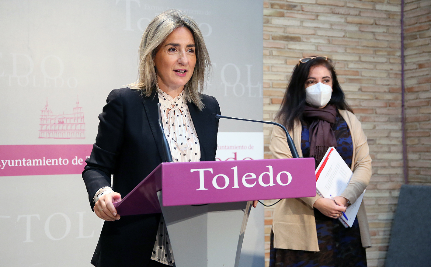 Milagros Tolón, durante la presentación de los Presupuestos de 2021, junto a la concejala de Hacienda, Mar Álvarez.