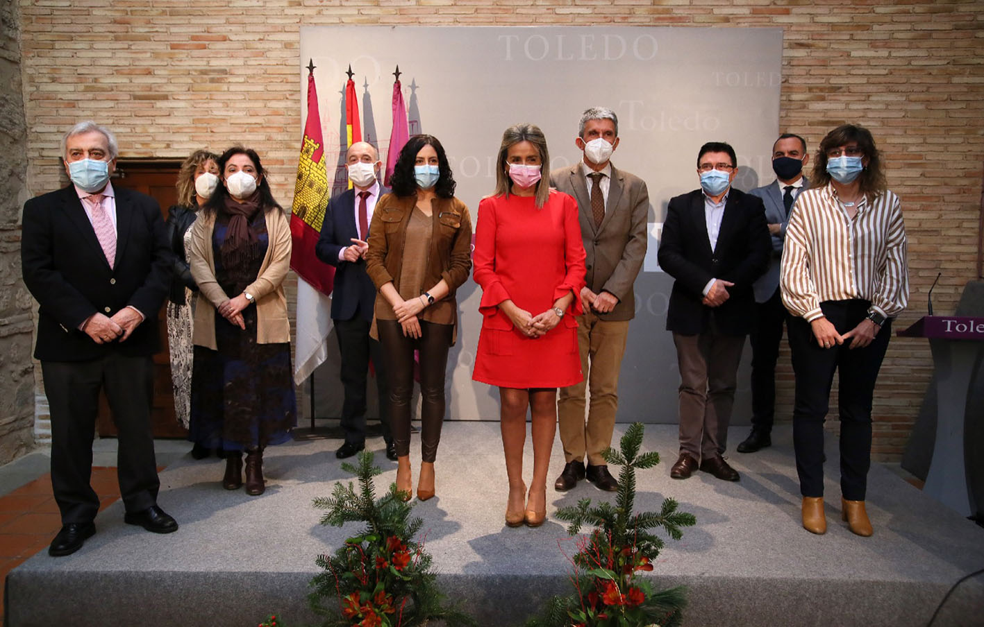 Tolón, en el centro, junto a 9 de sus 11 concejales.