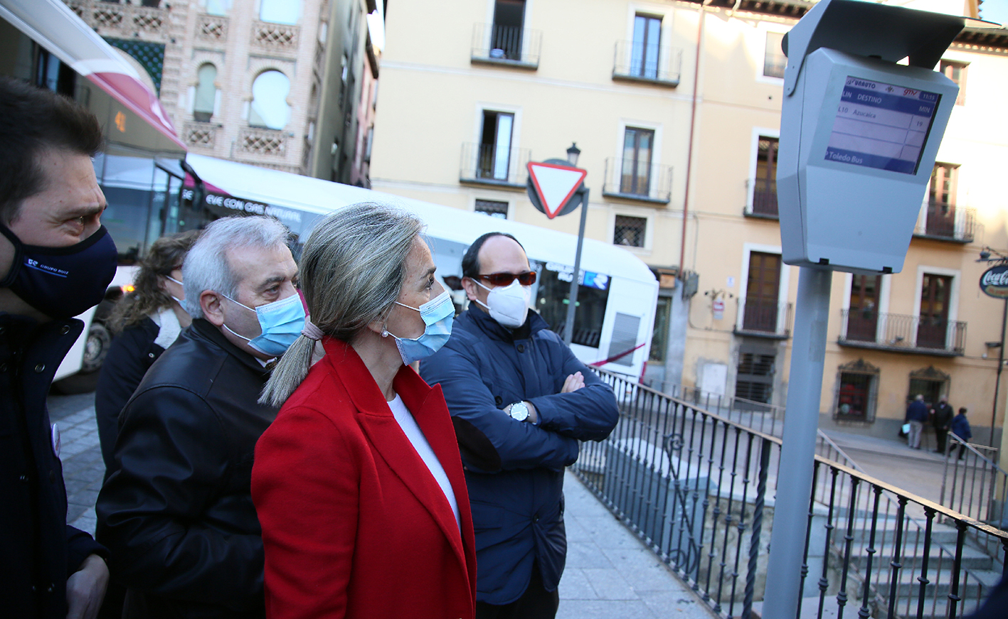 Tolón y representantes de la ONCE, junto a uno de los postes que se han instalado para facilitar información a las personas invidentes.