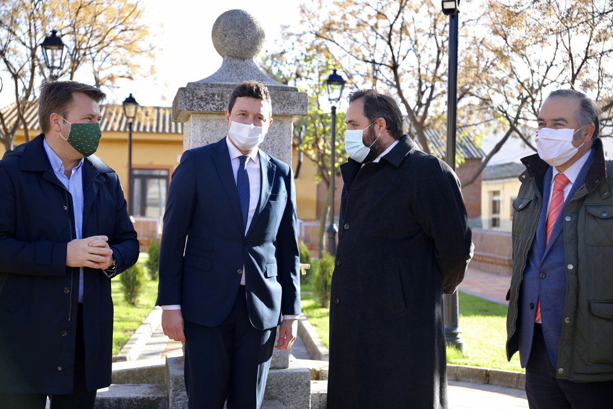 Núñez, en la inauguración de la Plaza de la Constitución de Alcabón.