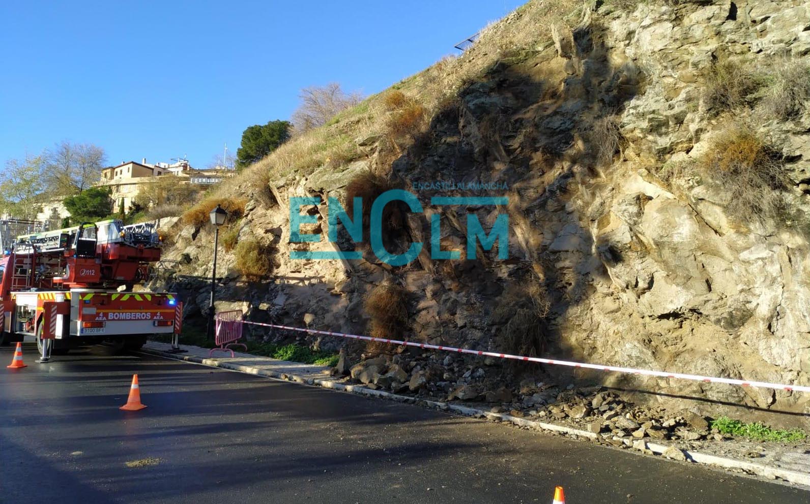 Imagen de las rocas desprendidas en el Paseo de Cabestreros, en el casco de Toledo.