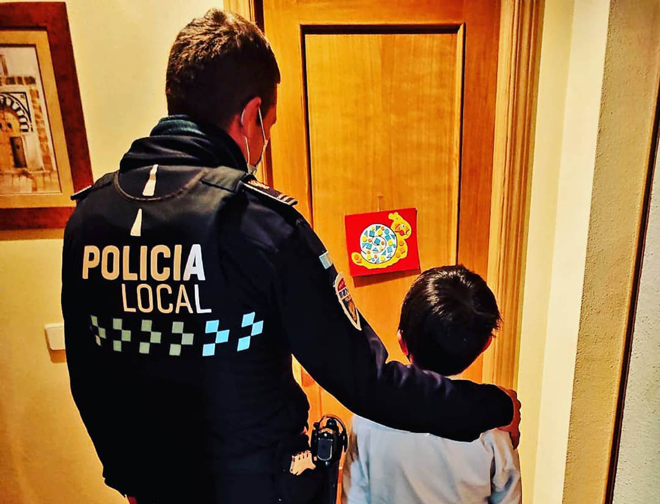 El joven héroe junto con un policía local de Toledo.