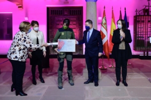 Una de las agentes Medioambientales de Castilla-La Mancha recogiendo el premio.