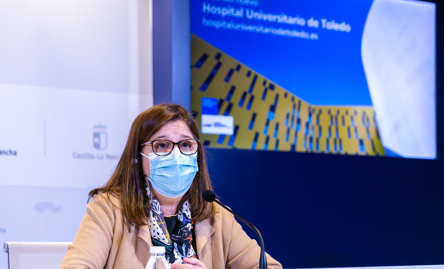 Regina Leal, directora gerente del Sescam, durante la presentación de la web del nuevo hospital de Toledo.