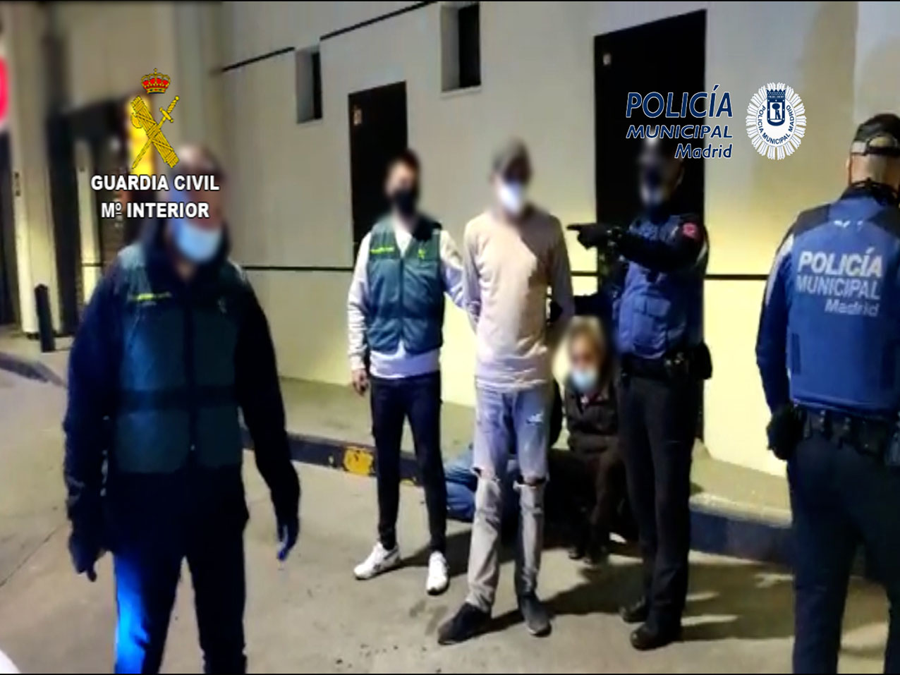 Momento de la detención de uno de los miembros de la organización criminal.