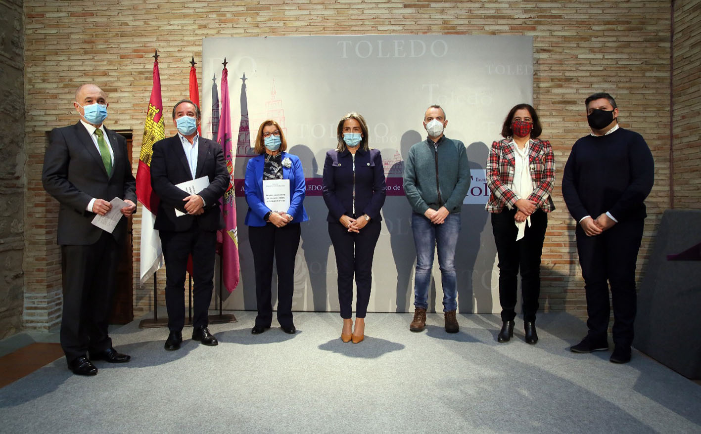 Milagros Tolón y los agentes sociales durante la firma del pacto por el que se concederán ayudas de entre 800 y 1.000 euros a las pymes y autónomos de la ciudad de Toledo.
