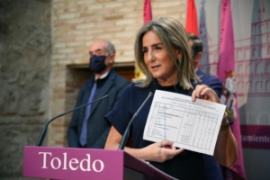 La alcaldesa de Toledo, Milagros Tolón, mostrando la página de los PGE donde está la inversión del cuertel.