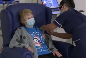 Margaret Keenan, la primera mujer que ha recibido la vacuna de Pfizer.