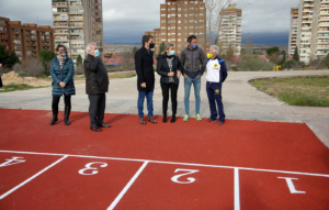 La alcaldesa de Toledo, Milagros Tolón, ha visitado hoy la pista junto a dos de los atletas más destacados de la ciudad, Juan López y Pedro Tomé.