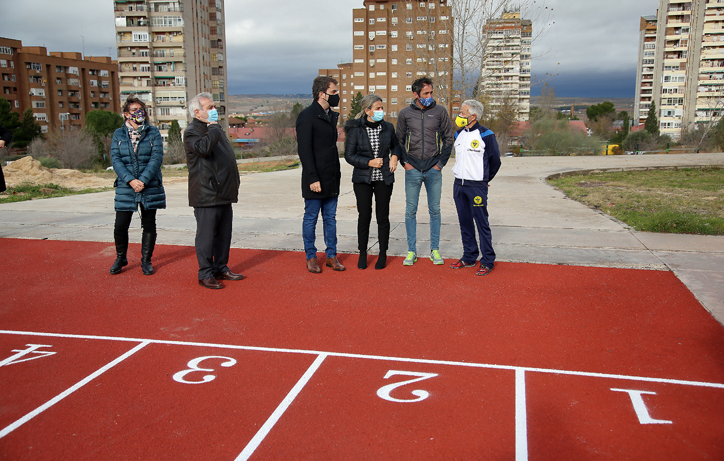 La alcaldesa de Toledo, Milagros Tolón, ha visitado hoy la pista junto a dos de los atletas más destacados de la ciudad, Juan López y Pedro Tomé.