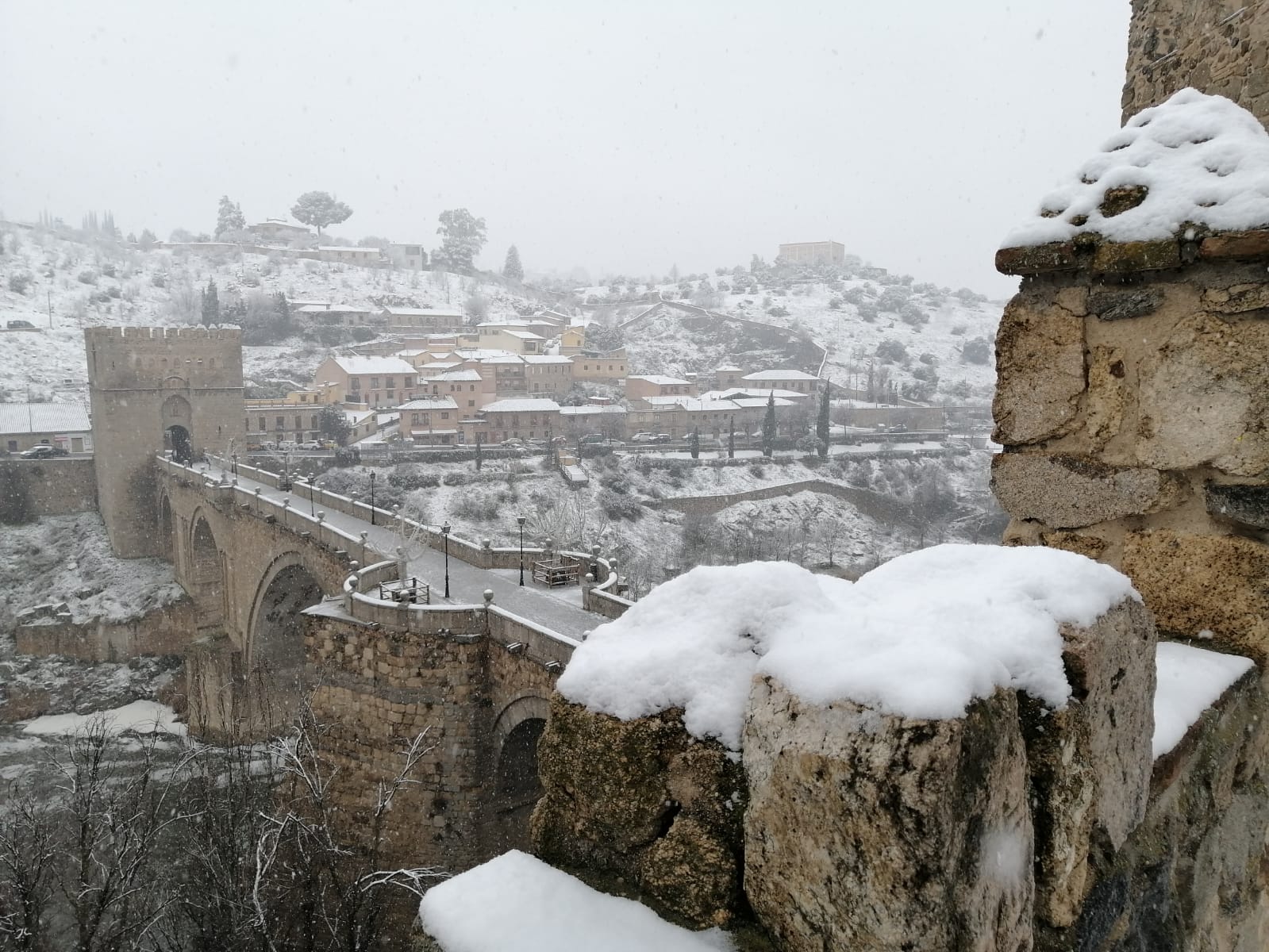 El puente de San Martín, en Toledo, nevado.