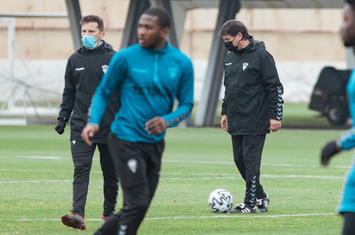 Con el balón, Alejandro Menéndez, entrenador del Albacete