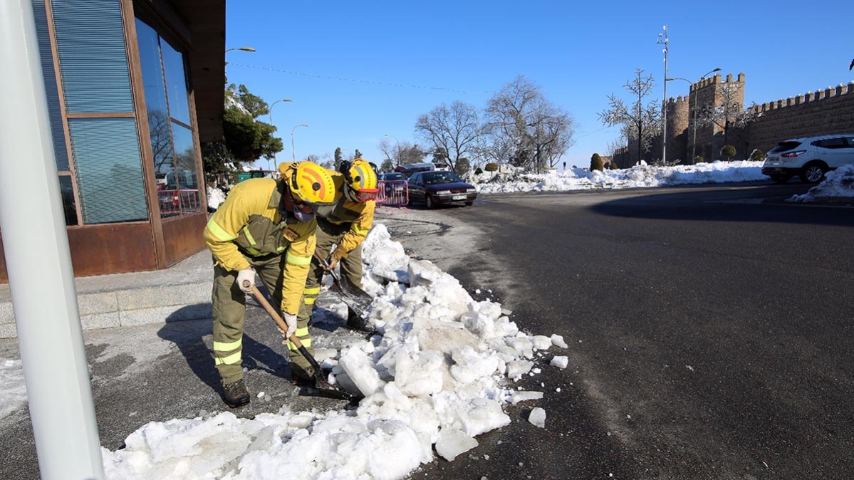 Operarios recogen nieve en el entorno de la Puerta de Bisagra de Toledo