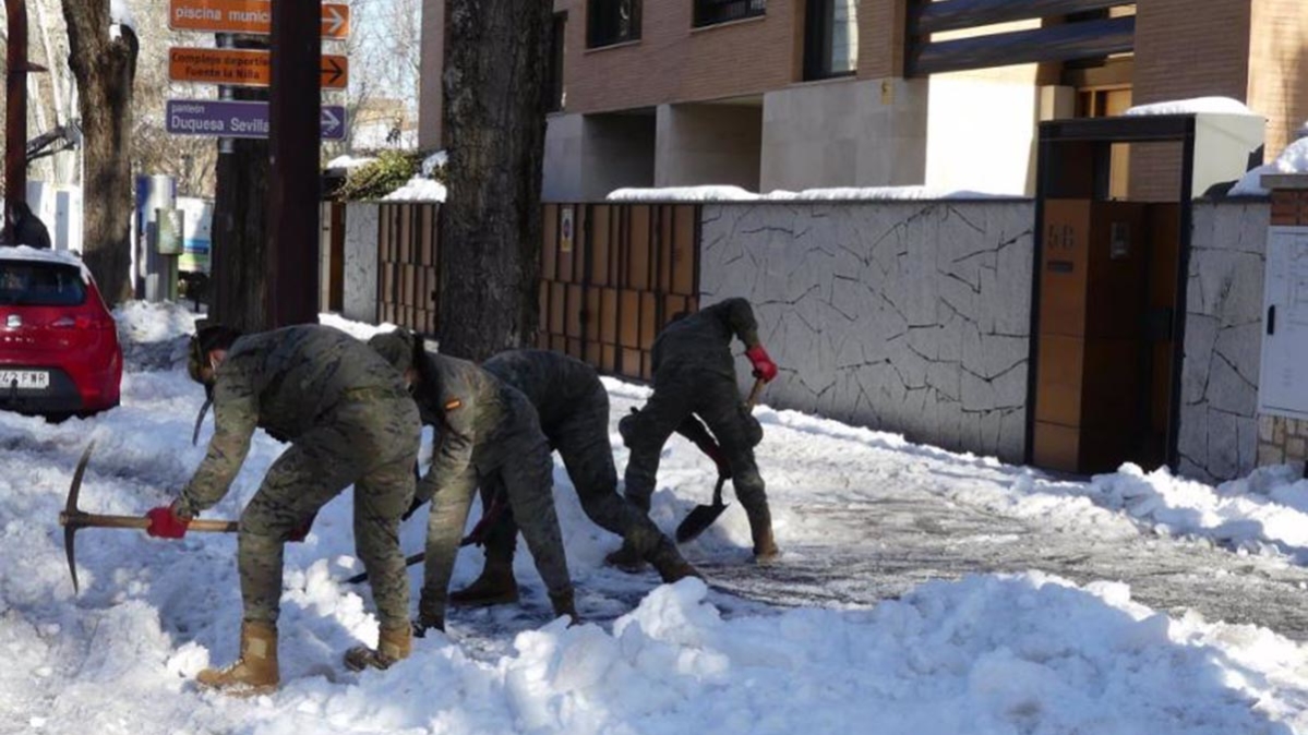 Efectivos del Ejército quita nieve en las provincias de Toledo y Guadalajara