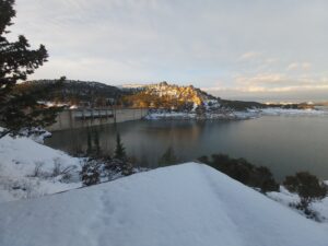 El entorno del embalse de Entrepeñas nevado tras el paso de la borrasca Filomena.