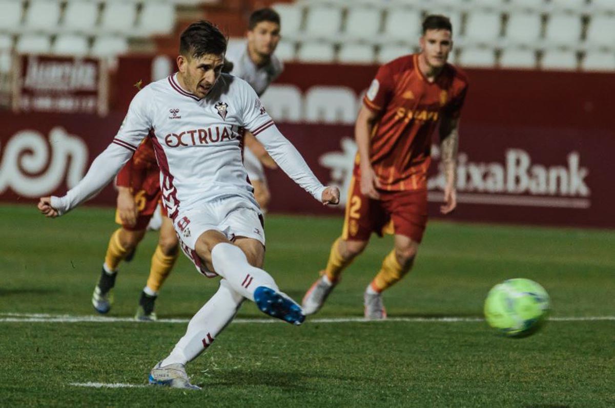 Manu Fuster, dando, de penalti, la victoria a su equipo