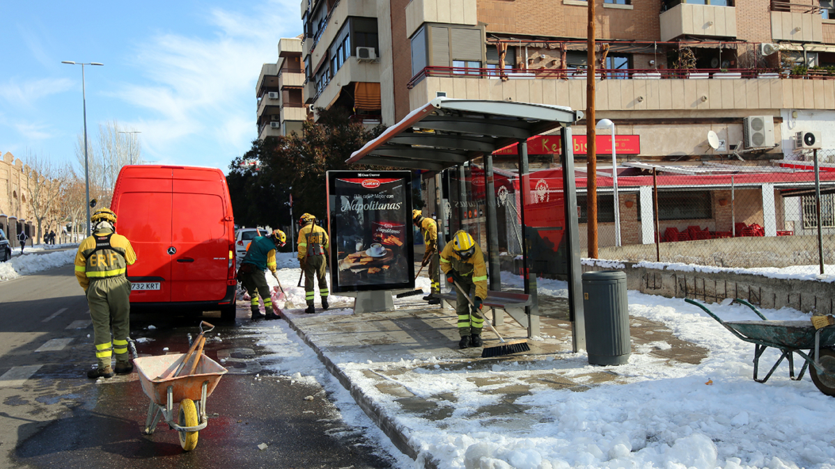 Limpieza de las paradas de autobuses en Toledo.