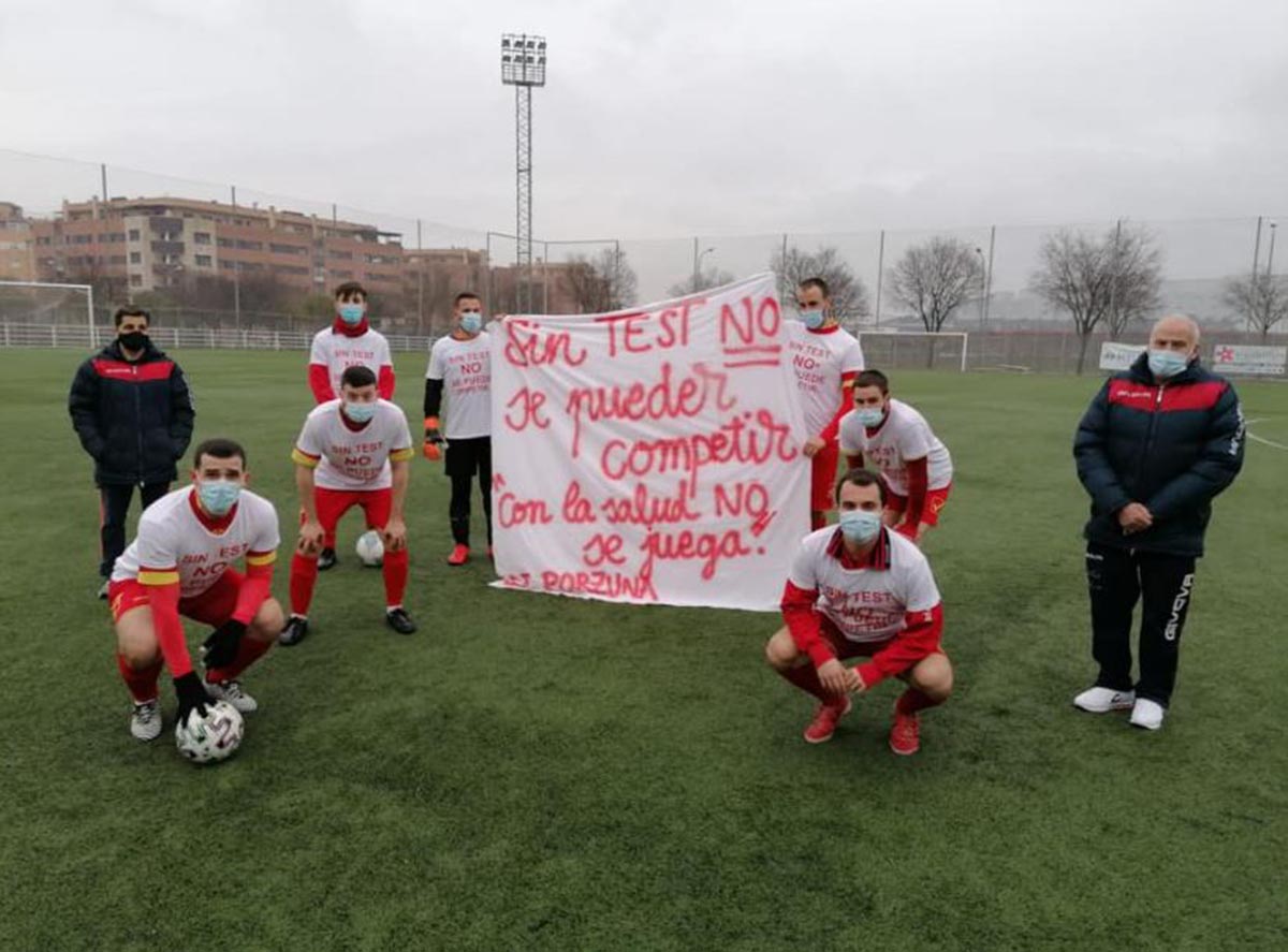 Los jugadores del CF Porzuna, durante una de sus protestas