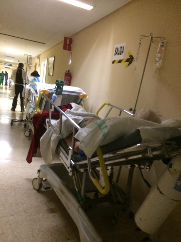 Pacientes en el pasillo en las Urgencias del Virgen de la Salud. Foto: CSI-F.