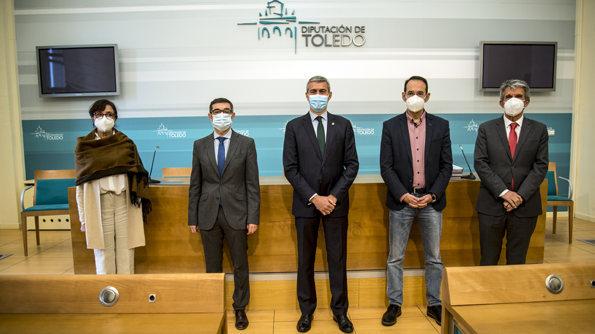 Ana Gómez, Fernando Muñoz, Álvaro Gutiérrez, Santiago García y José Pablo Sabrido, justo antes de presentar en rueda de prensa el proyecto de Presupuestos de la Diputación de Toledo para 2021. Foto - Rebeca Arango